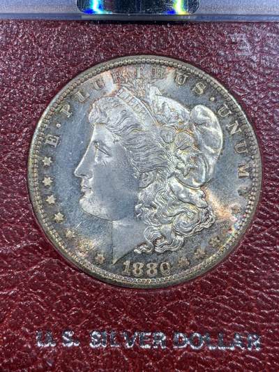 《竞宝斋》第449场 周日，周一，周二  3场连拍 （全场包邮，欢迎送拍） NGC MS64 美国 1880年 1美元 摩根银币 正宗“派拉蒙”集藏原盒 少见品种 五彩包浆 优秀底板