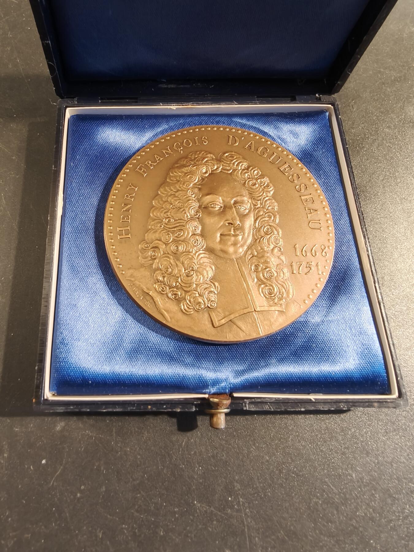 老王徽章第171期  法国公证处与存托银行大铜章 原盒 直径60mm 重量121.1g 正面人物为亨利·弗朗索瓦·达盖索 (1668-1751)，他曾三次担任法国大法官。他被伏尔泰誉为“法国有史以来学识最渊博的法官”。