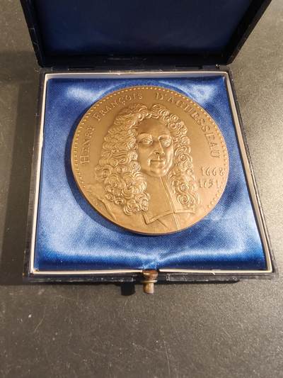 老王徽章第171期 -  法国公证处与存托银行大铜章 原盒 直径60mm 重量121.1g 正面人物为亨利·弗朗索瓦·达盖索 (1668-1751)，他曾三次担任法国大法官。他被伏尔泰誉为“法国有史以来学识最渊博的法官”。