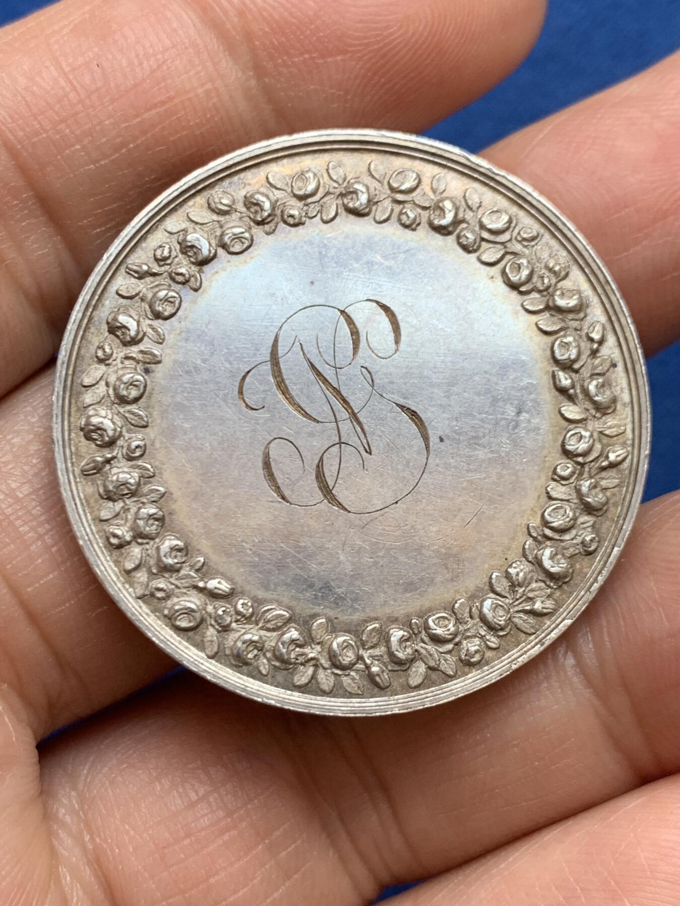 《竞宝斋》第449场 周日，周一，周二  3场连拍 （全场包邮，欢迎送拍） 婚礼银章 22.35克 36mm 1841 神灯边铭 周边刻字