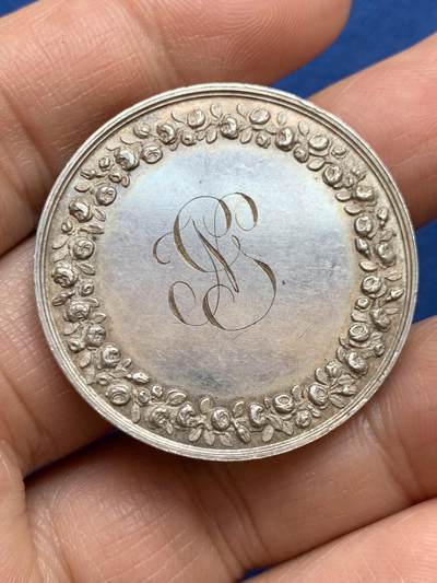 《竞宝斋》第449场 周日，周一，周二  3场连拍 （全场包邮，欢迎送拍） 婚礼银章 22.35克 36mm 1841 神灯边铭 周边刻字