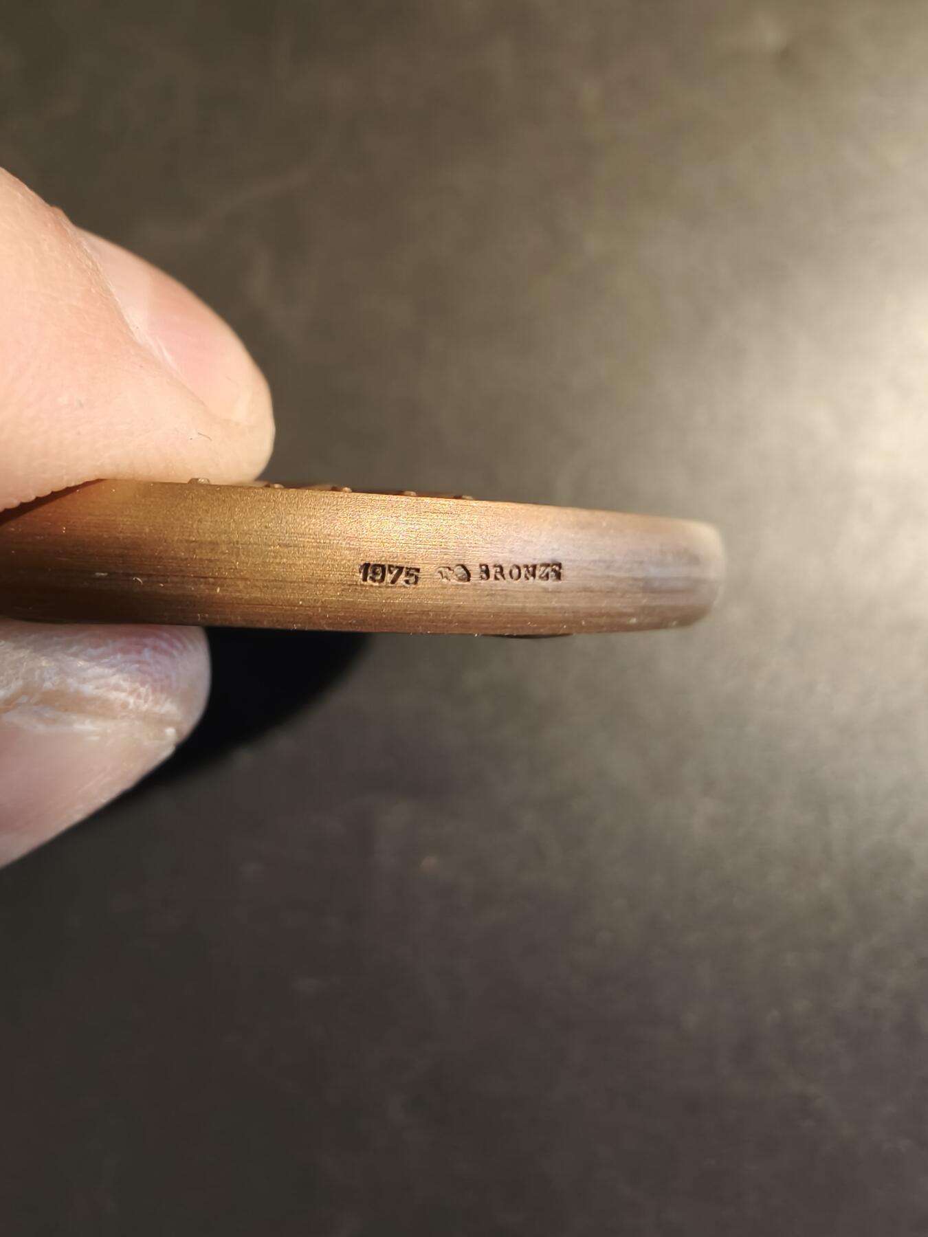 老王徽章第171期 法国存托银行与公证人协会大铜章    原盒    直径60mm    重量124g     法国两位著名法学家 Antoine Loisel (1536-1617) 和 Robert-Joseph Pothier (1699-1772)    盒子有损