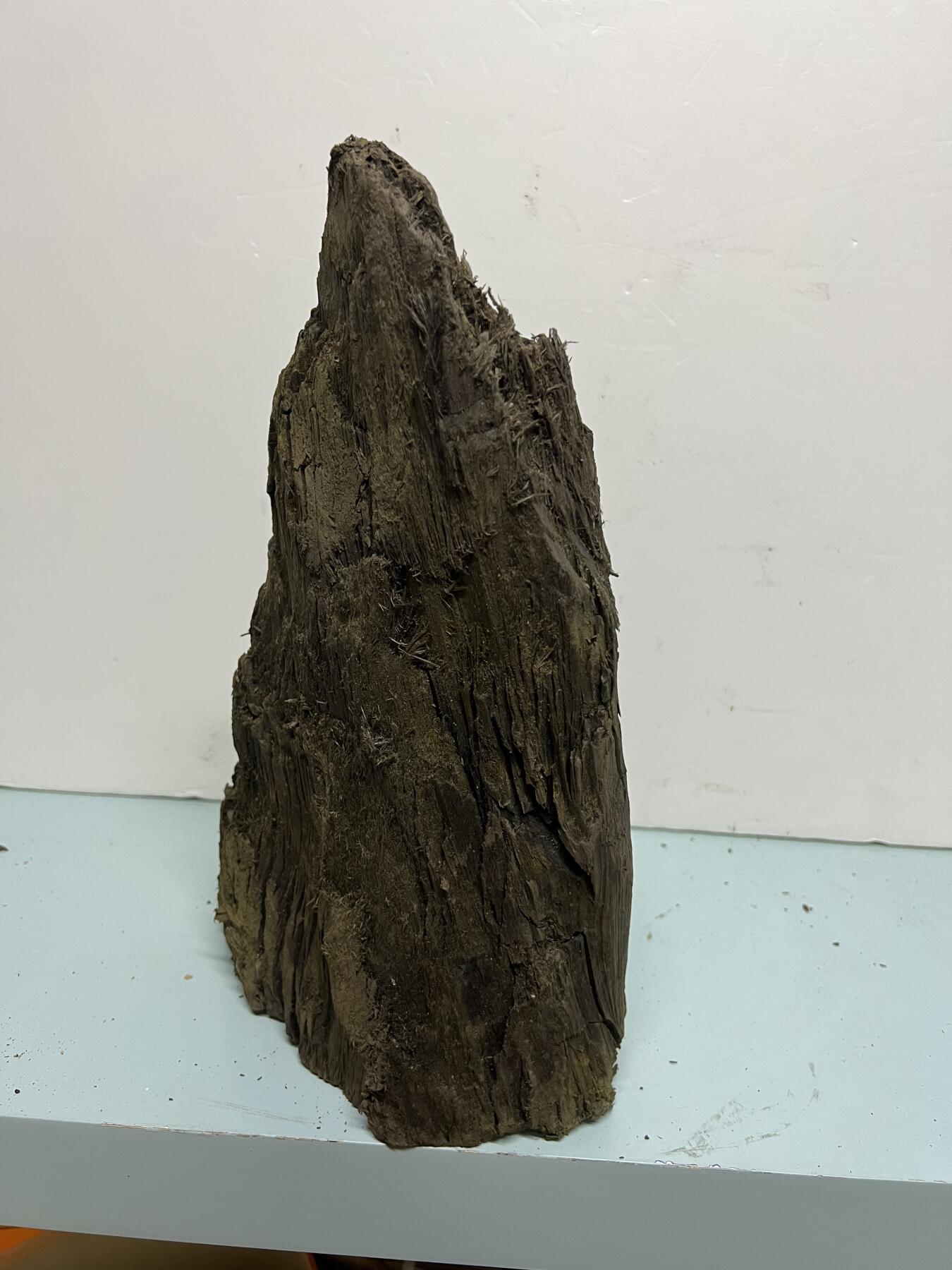 零元拍：金丝楠墩子老料 山峰 情景随型 满肉满金丝 果香满满 尺寸：32/25/15CM。