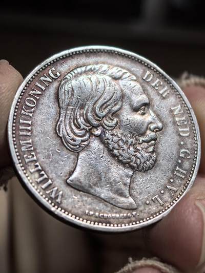 荷兰1867早年威廉三世2.5盾大银币 阳光下五颜六色 - 荷兰1867早年威廉三世2.5盾大银币 阳光下五颜六色