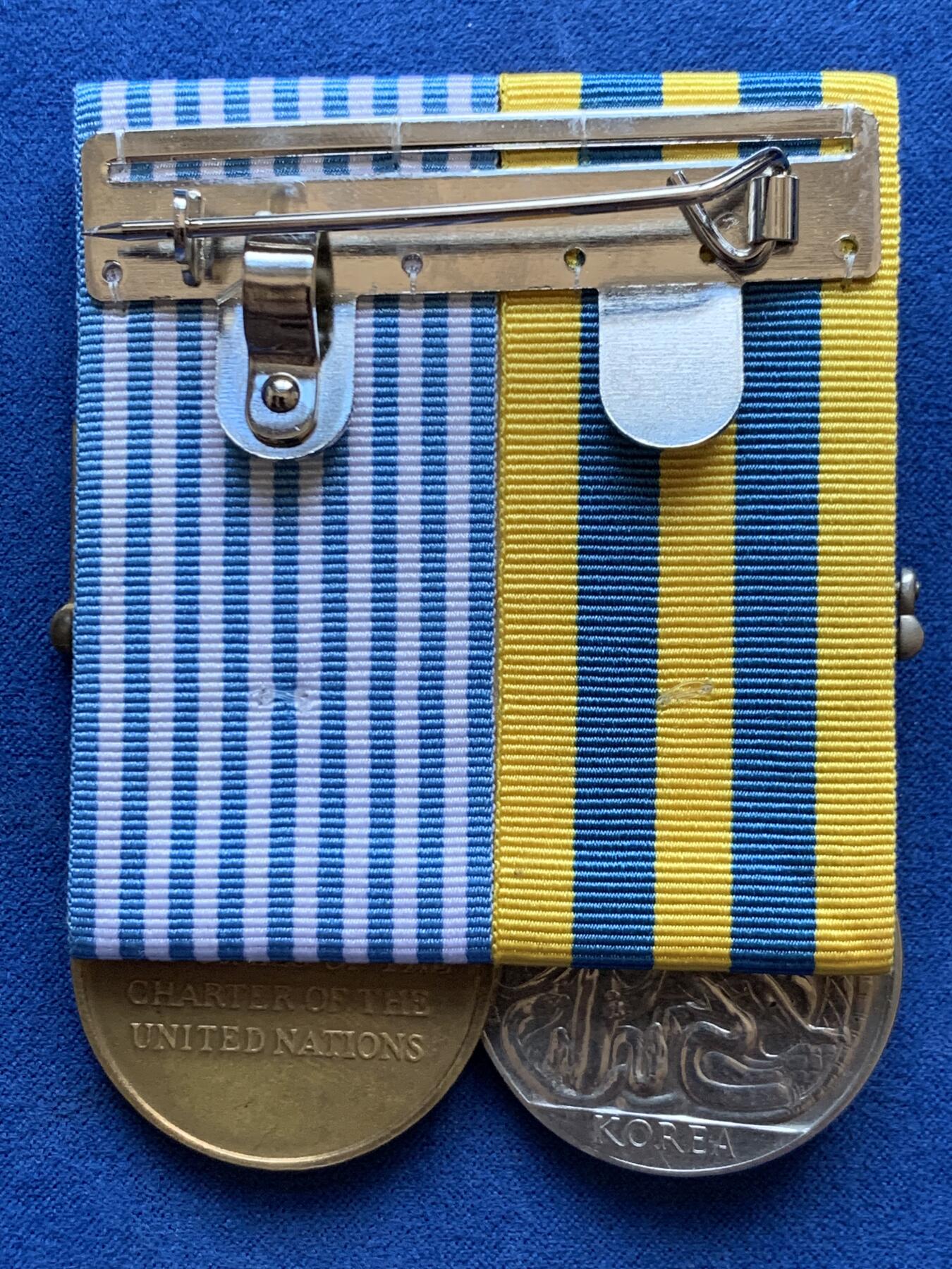 《竞宝斋》第449场 周日，周一，周二  3场连拍 （全场包邮，欢迎送拍） 英国1950-53朝鲜战争奖章 两联联排 礼服挂 包括：英国朝鲜战争奖章和联合国朝鲜战争服役奖章  带边铭授予皇家炮兵