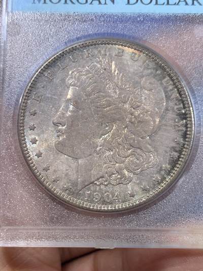 《竞宝斋》第449场 周日，周一，周二  3场连拍 （全场包邮，欢迎送拍） INS MS65 TONED 美国 1904年O厂摩根银币 美国1988年老牌评级公司，PCGS TRUE VIEW的鼻祖，盒子本身就是古董，摩根底板镜面，女神面银灰彩，背面金环彩，收藏级摩根。