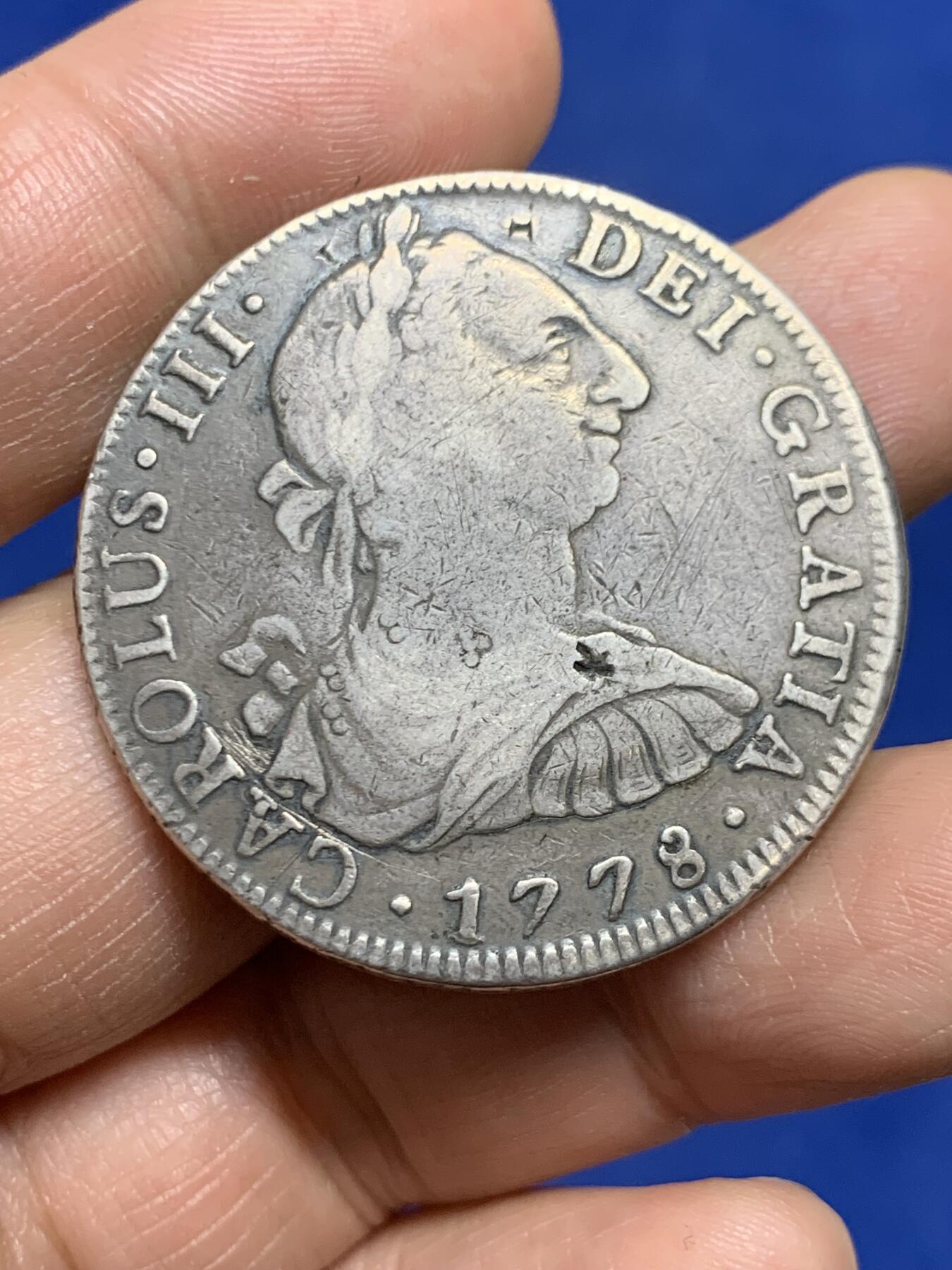 《竞宝斋》第449场 周日，周一，周二  3场连拍 （全场包邮，欢迎送拍） 西属墨西哥 1778年 卡三 8里亚尔双柱大银币 整体不错 有戳其它细节见图