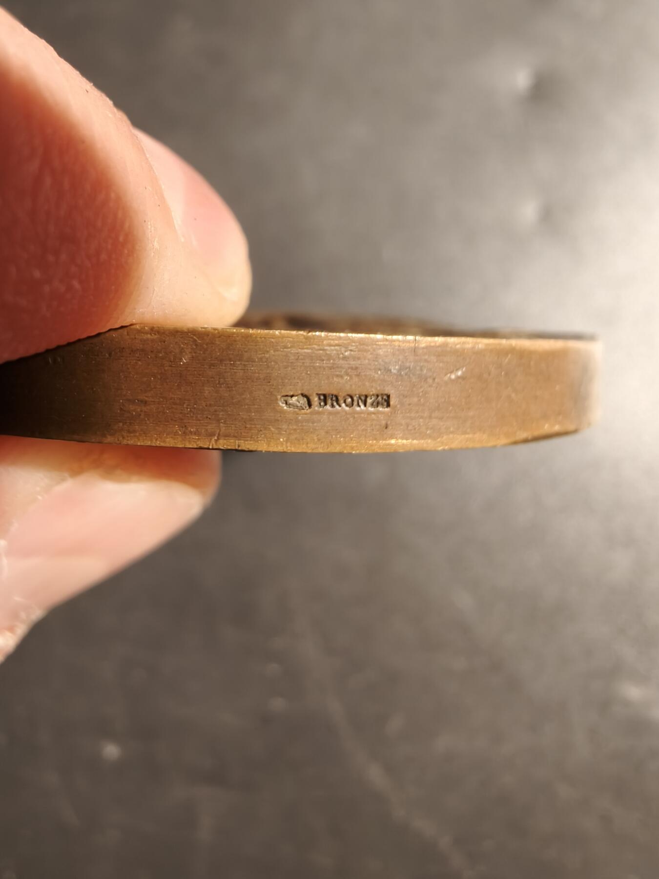 老王徽章第171期 法国二战阿尔及利亚步枪兵第3团大铜章      纪念参加的重要战役：突尼斯（Tunisie 1943）、意大利（Italie 1944）、法国（France 1944-45）、德国（Allemagne 1945）       直径68mm      重量157g