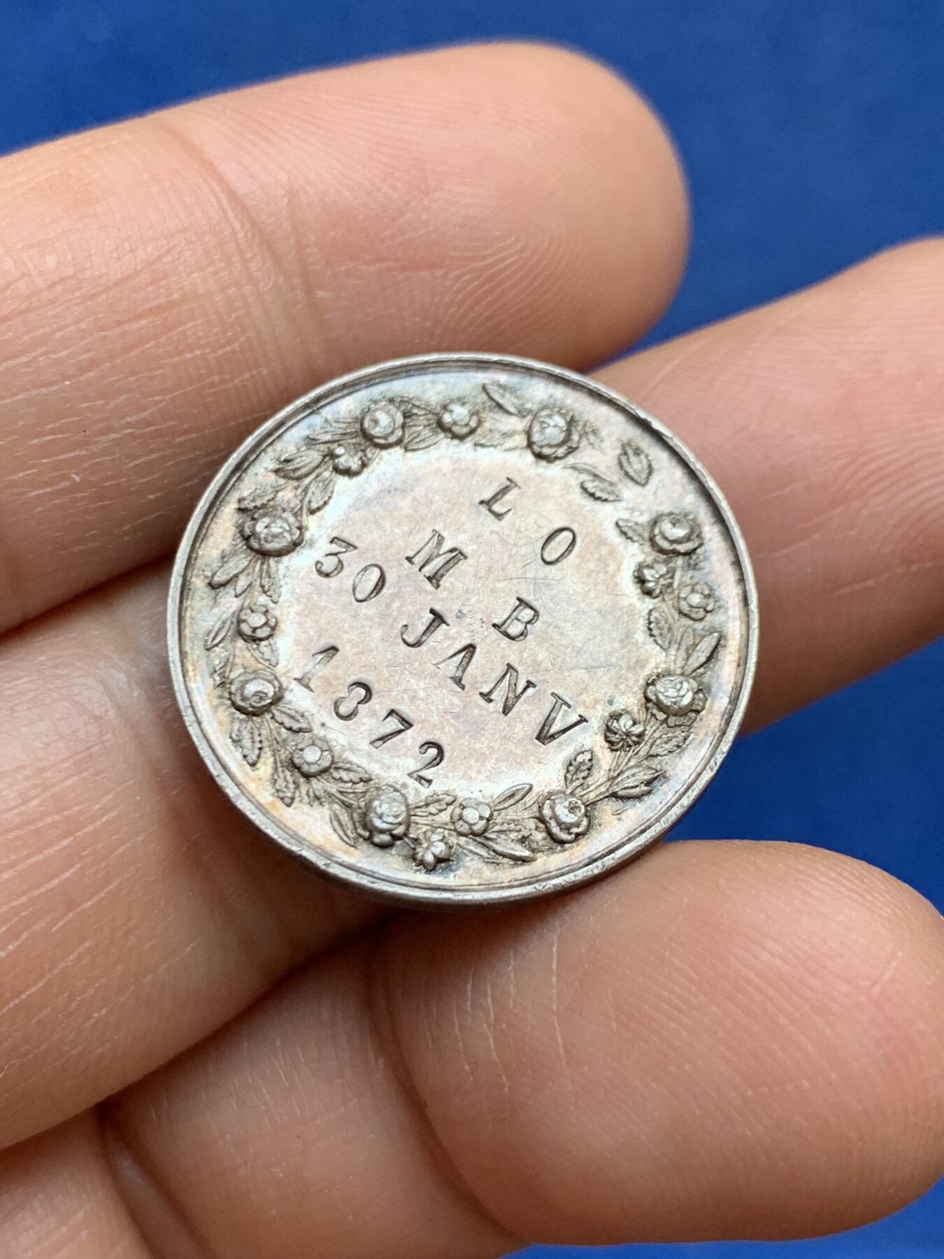 《竞宝斋》第449场 周日，周一，周二  3场连拍 （全场包邮，欢迎送拍） 婚礼银章 5克 23.8mm 蜜蜂银标 背面刻字1872