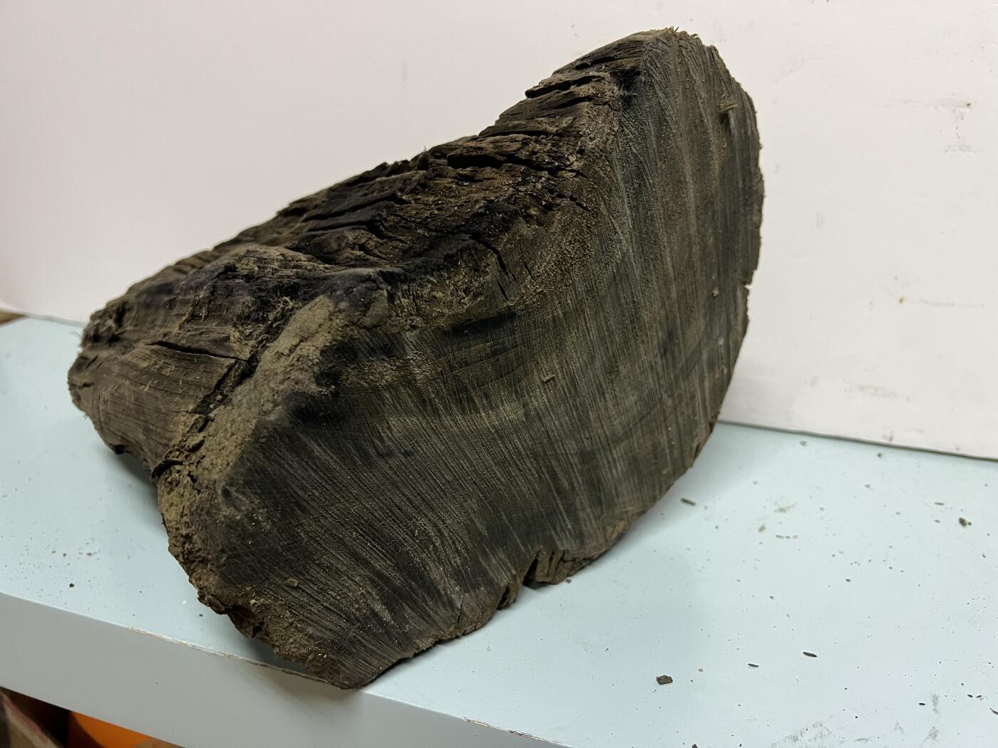 零元拍：金丝楠墩子老料 山峰 情景随型 满肉满金丝 果香满满 尺寸：32/25/15CM。