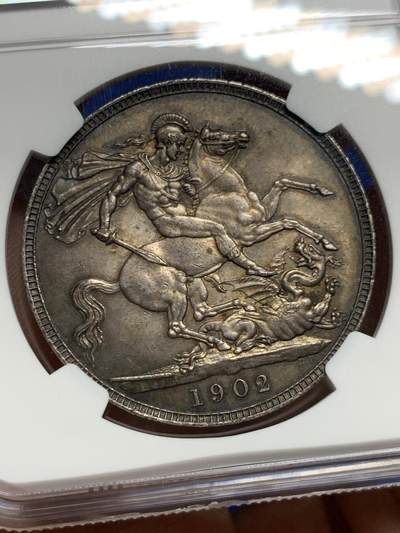 《竞宝斋》第449场 周日，周一，周二  3场连拍 （全场包邮，欢迎送拍） NGC AU58 英国1902年爱德华七世马剑克朗银币，包浆醇厚。