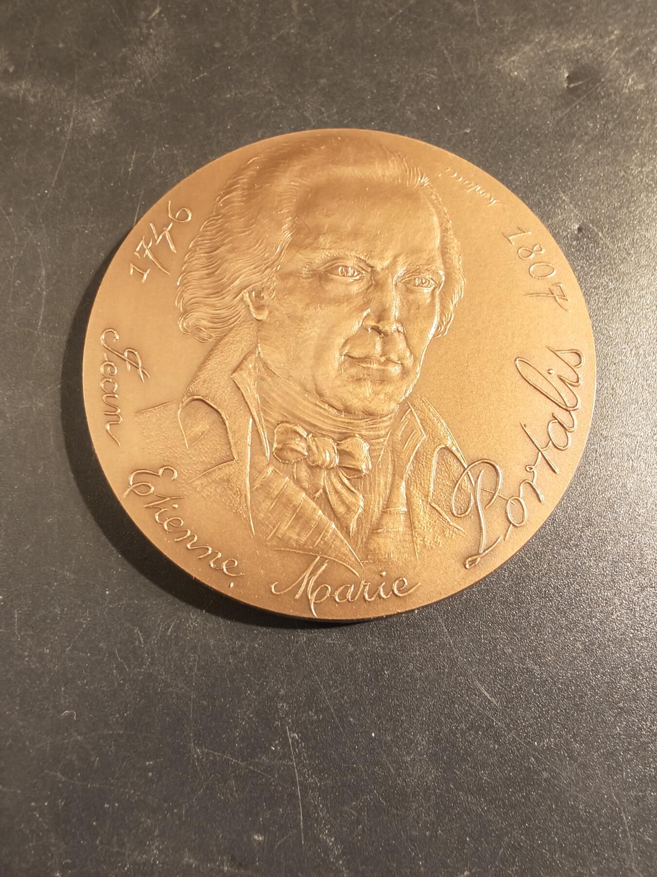 老王徽章第171期 法国存托银行与公证人协会大铜章    原盒，盒子卡扣不严    直径60mm    重量114.6g    正面人物是法国著名法学家和政治家波塔利斯。   