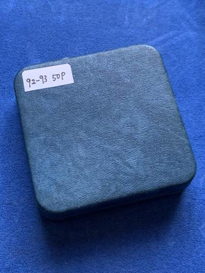 《竞宝斋》第449场 周日，周一，周二  3场连拍 （全场包邮，欢迎送拍） 英国担任欧洲部长理事会主席50便士纪念银币 925银 13.5克 盒证齐全 带一枚小方章