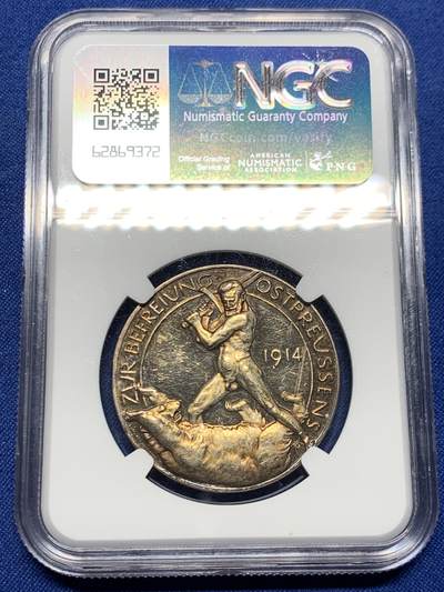 《竞宝斋》第449场 周日，周一，周二  3场连拍 （全场包邮，欢迎送拍） NGC MS61 德国 1914年 一战东线大捷坦能堡大捷兴登堡猛男斩熊大银章，正面德国军神兴登堡半身戎装像，背面猛男斩熊英姿飒爽。镜面工艺，高浮雕，惊艳的酒红色硫化包浆非常好看，带彩难得。盒子背面有划。