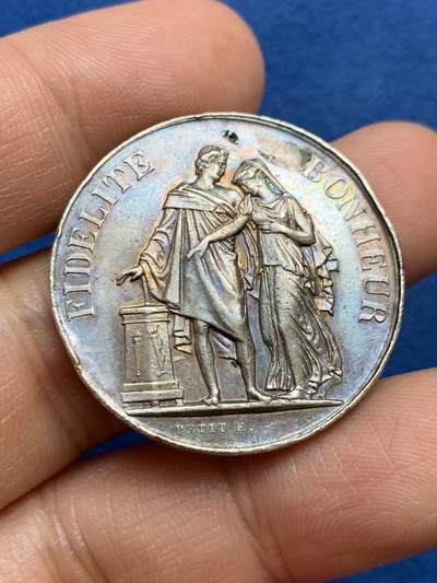 《竞宝斋》第449场 周日，周一，周二  3场连拍 （全场包邮，欢迎送拍） - 婚礼银章 16.65克 32.1mm 丰饶角银标 背面有MG划痕 状态一般 细节见图