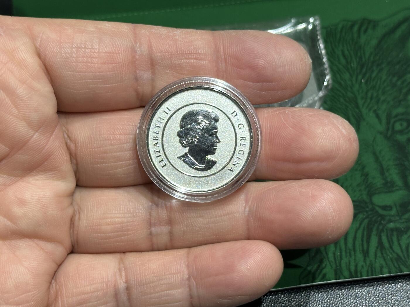 《外钞收藏家》第五百九十六期（精品大拍场）（本平台长期征集拍品、欢迎藏友们联系合作） 加拿大2013年20加元冬日北美灰狼精制卡装纪念精制银币（8g纯银）