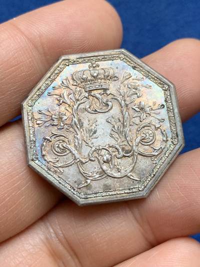 《竞宝斋》第449场 周日，周一，周二  3场连拍 （全场包邮，欢迎送拍） 法国17XX年路易十六皇家宝藏八角银质代币，背面花纹组成皇家纹章，原铸无边铭，31.5mm，11.7克