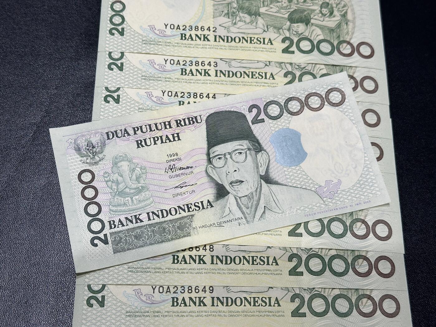 《外钞收藏家》第五百九十六期（精品大拍场）（本平台长期征集拍品、欢迎藏友们联系合作） 印度尼西亚98年2万卢比标十连号（印尼教育界之父哈尔贾）	UNC