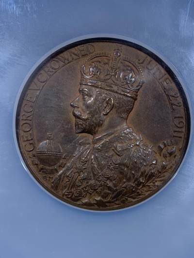 《竞宝斋》第449场 周日，周一，周二  3场连拍 （全场包邮，欢迎送拍） NGC MS62BN 英国1911年 乔治五世加冕纪念大铜章 高浮雕  Royal Mint发行的官方纪念章 直径51mm 加大加厚盒