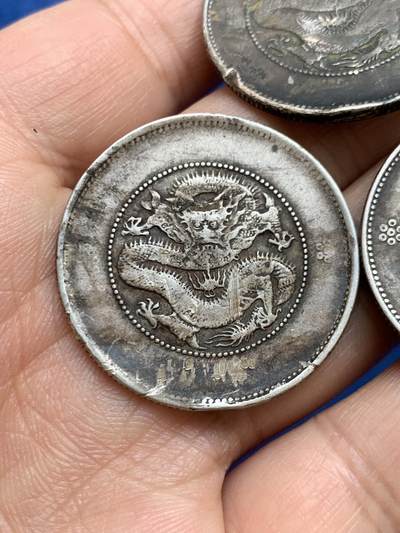 《竞宝斋》第449场 周日，周一，周二  3场连拍 （全场包邮，欢迎送拍） 三枚一组 云南半圆龙洋，总重约39克，老彩包浆，各种状态，细节见图。