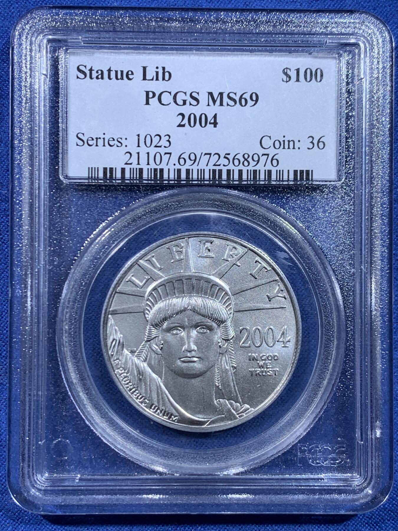 《竞宝斋》第449场 周日，周一，周二  3场连拍 （全场包邮，欢迎送拍） PCGS MS69 美国2004年100元1盎司鹰洋普制铂金币，美国最大面值硬币，该年铸量仅7009枚，比很多年份的精制还少。自由女神和展翅雄鹰的设计大气经典，丝缎光泽顶级品相。