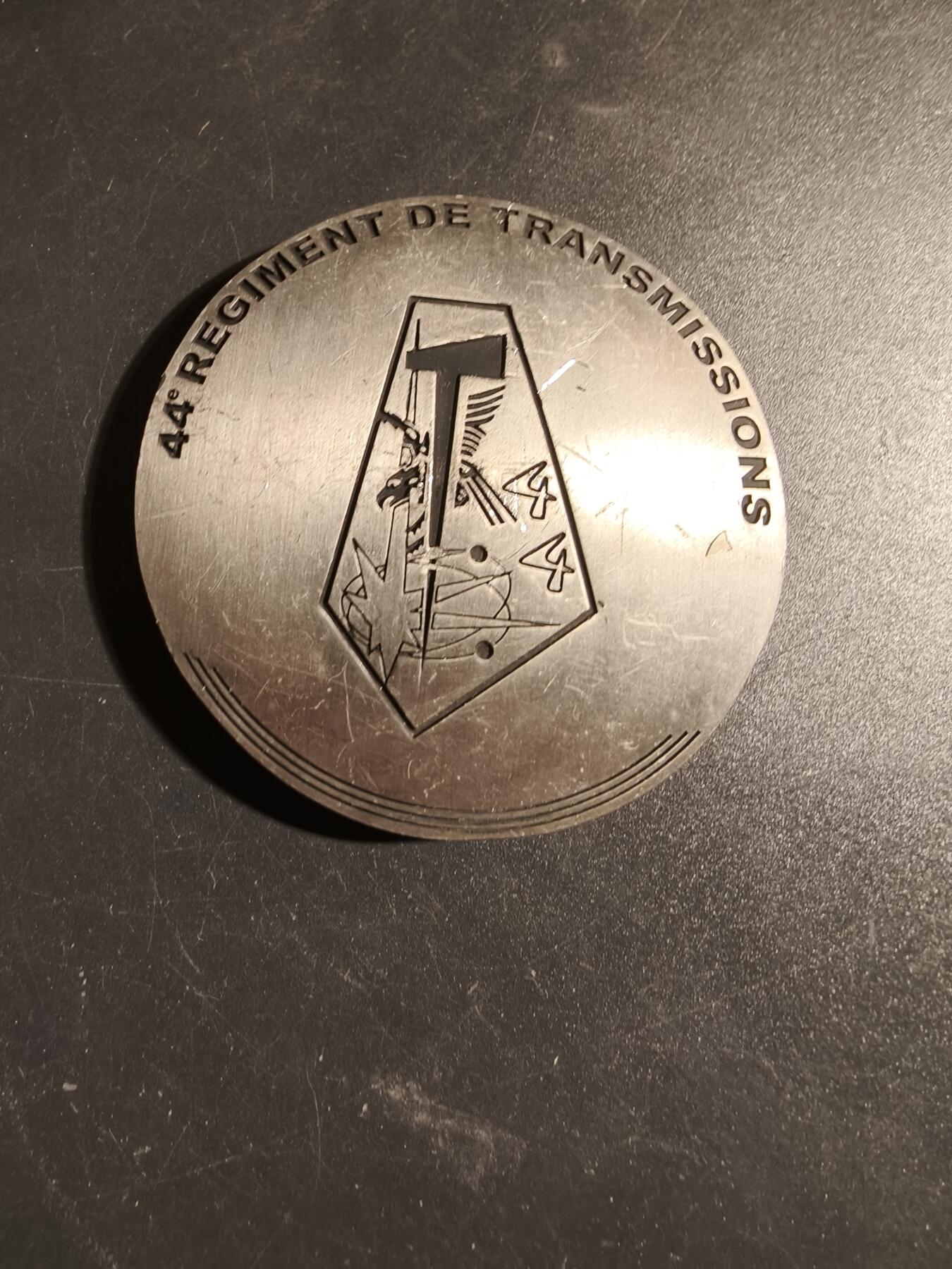 老王徽章第171期 法国第44通信团镀银大铜章     直径68mm     重量163.1g