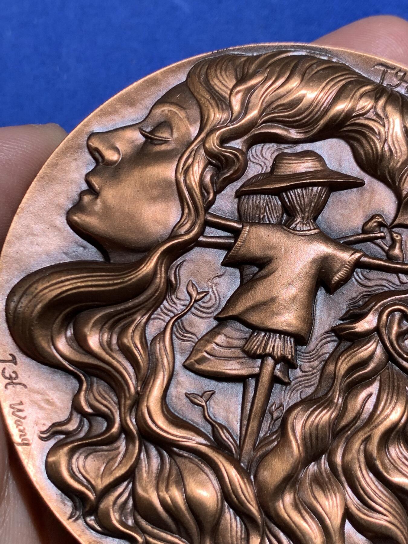 《竞宝斋》第449场 周日，周一，周二  3场连拍 （全场包邮，欢迎送拍） 上海百拓稻草人之恋大铜章，编号055，总重约349.9克，直径80mm，原盒原证。