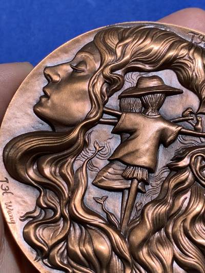 《竞宝斋》第449场 周日，周一，周二  3场连拍 （全场包邮，欢迎送拍） 上海百拓稻草人之恋大铜章，编号055，总重约349.9克，直径80mm，原盒原证。