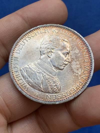 《竞宝斋》第449场 周日，周一，周二  3场连拍 （全场包邮，欢迎送拍） 德意志帝国1914年普鲁士戎装威廉二世5马克银币， 带光好品，发行量比1913少很多，卷首币五彩，实物很漂亮，一战历史的见证者