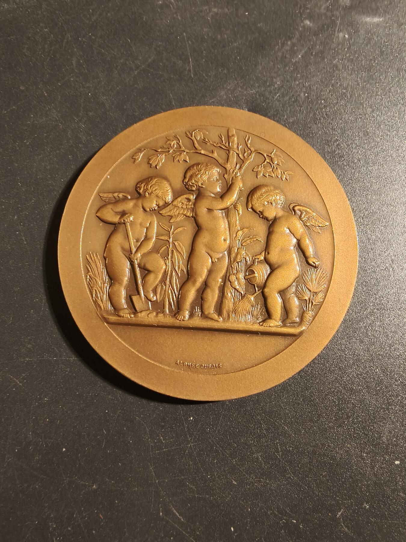 老王徽章第171期 法国园艺协会大铜章    原盒    园艺小天使   亨利杜布瓦作品     直径56mm     重量77.9g