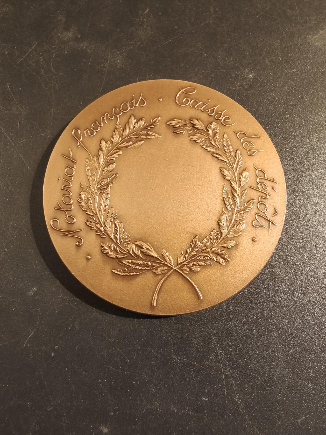 老王徽章第171期 法国存托银行与公证人协会大铜章    原盒，盒子卡扣不严    直径60mm    重量114.6g    正面人物是法国著名法学家和政治家波塔利斯。   