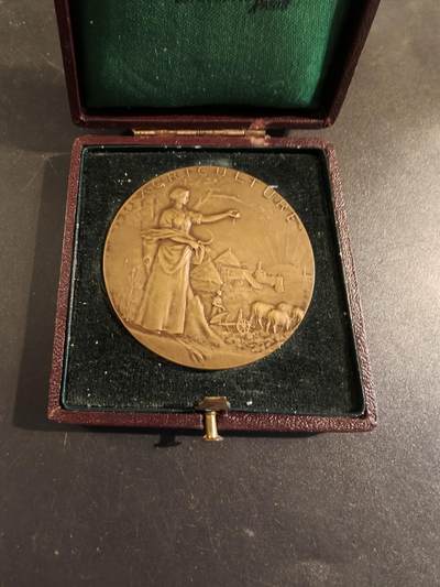 老王徽章第171期 - 法国萨瓦省圣朱利安昂热讷农业协会大铜章     原盒       大师P.Grandhomme作品     直径50mm     重量57g