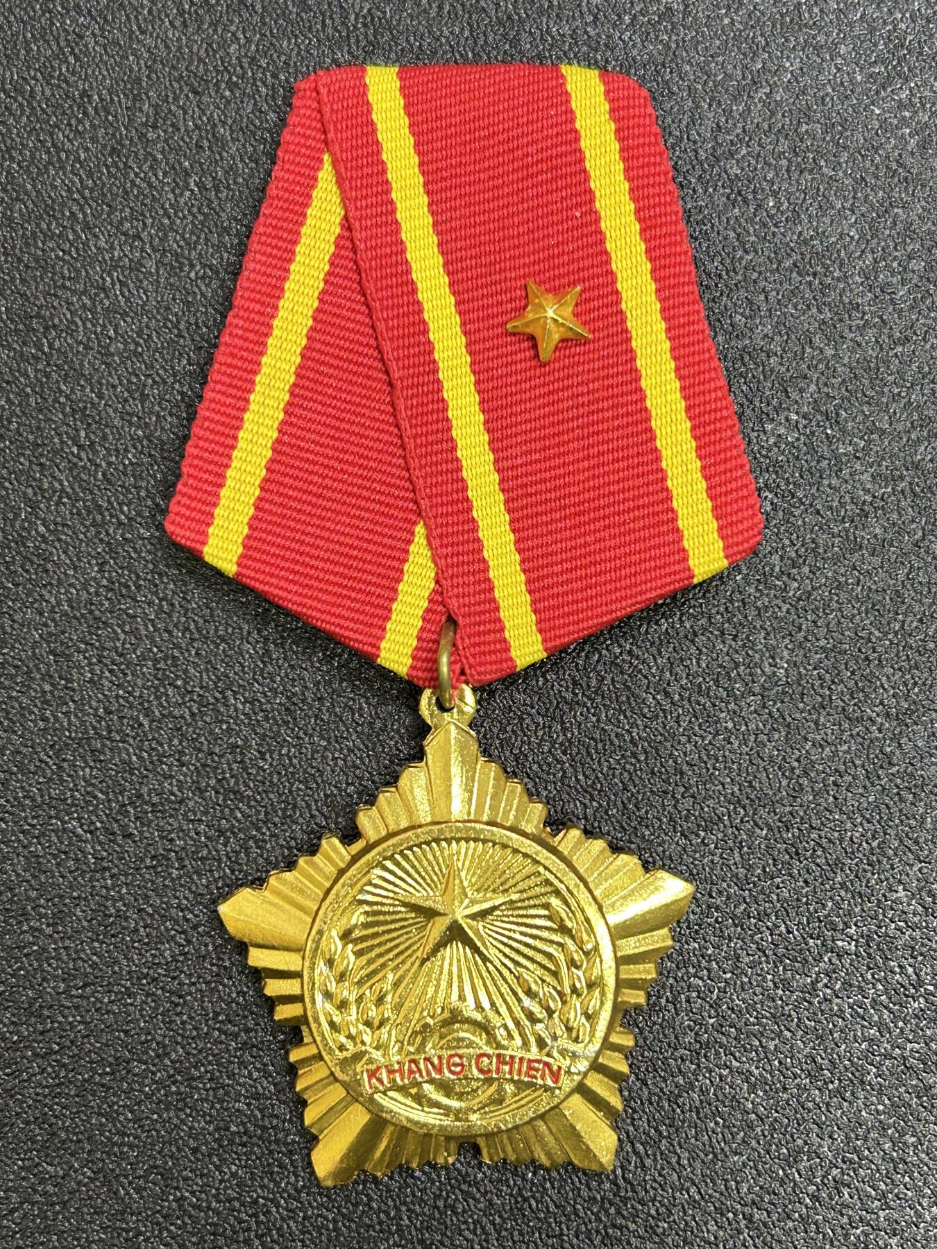 西秦中古拍卖第七十期 越南三级抗战勋章 大挂版