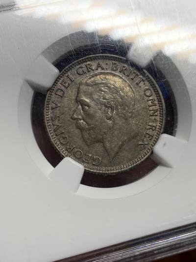 《竞宝斋》第449场 周日，周一，周二  3场连拍 （全场包邮，欢迎送拍） NGC MS64 亚军分 英国乔治五世1933年站狮1先令银币，原味深彩+老盒，好状态无须多言。由于流通充分，高分比早期版更少，是乔五套中易被忽视的小难点，同分书价100美元。更高仅3枚65
