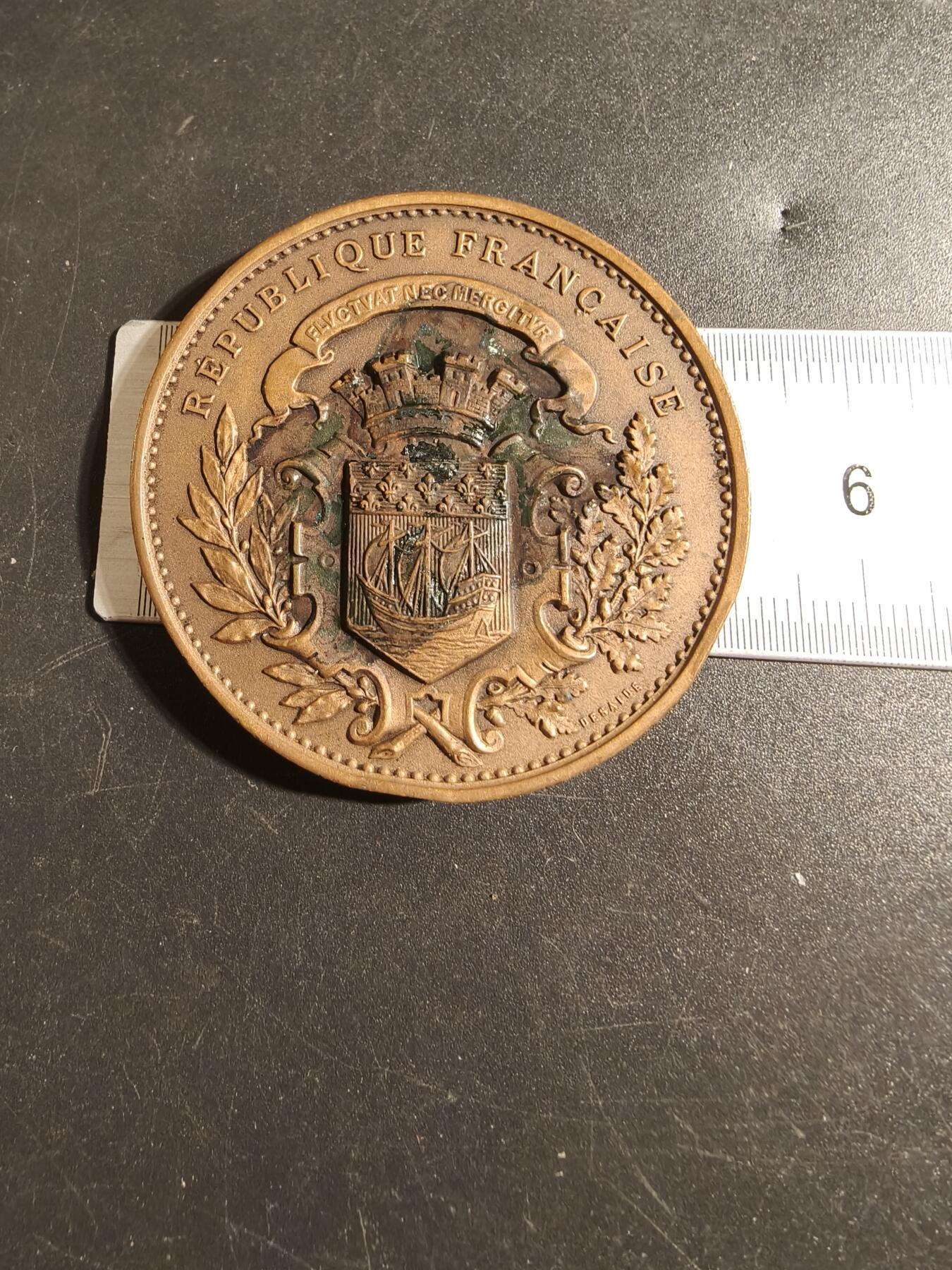 老王徽章第171期 法国1886年第四届国际家庭经济博览会大铜章     直径50mm     重量62.4g