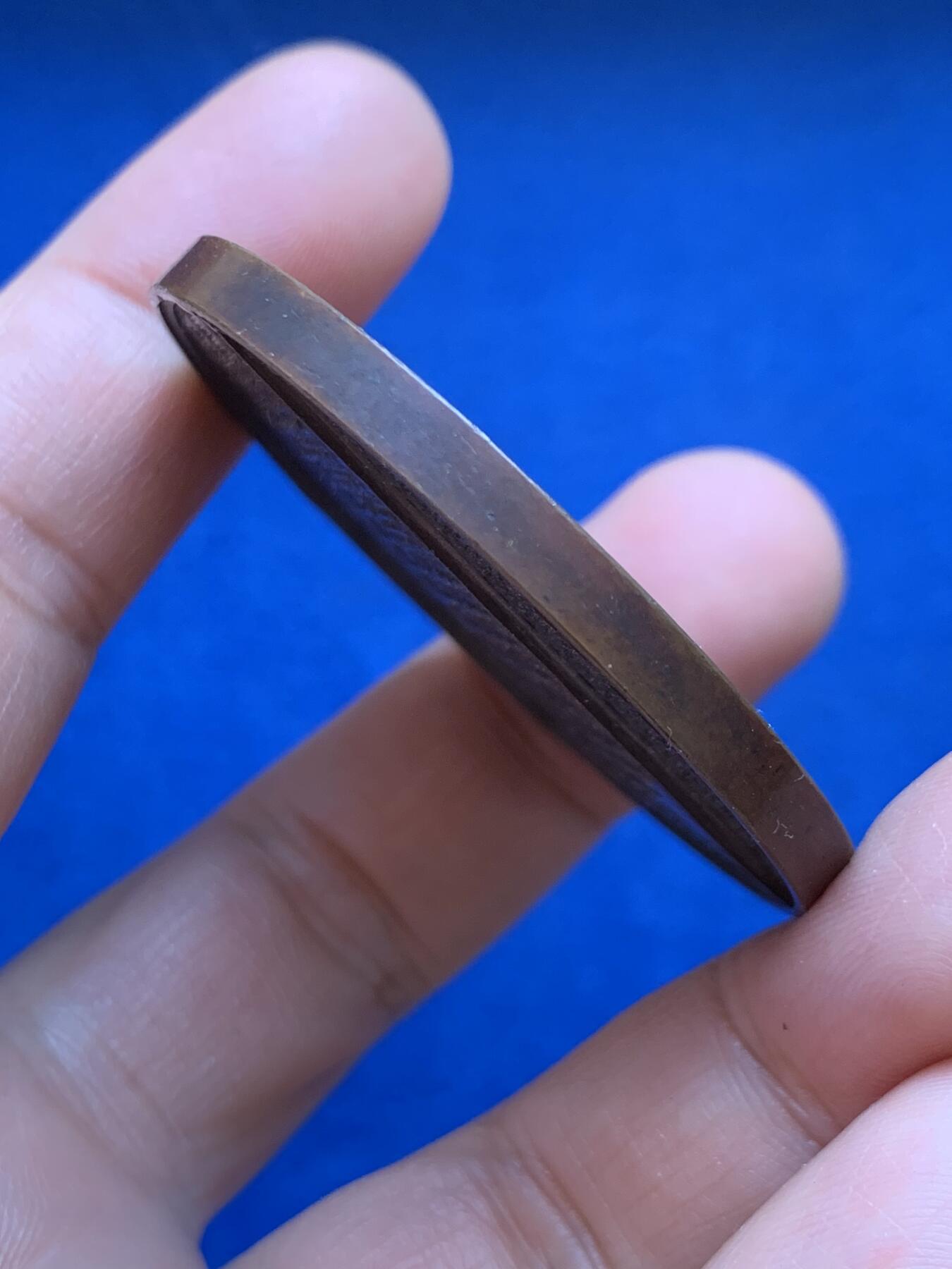 《竞宝斋》第449场 周日，周一，周二  3场连拍 （全场包邮，欢迎送拍） 比利时利奥波德一世国王加冕25周年纪念铜章，正面为根特城市建筑，以高浮雕形式呈现了它的立面，极丰富的细节展示当时雕刻工艺的极致状态，49.6克，50.3mm