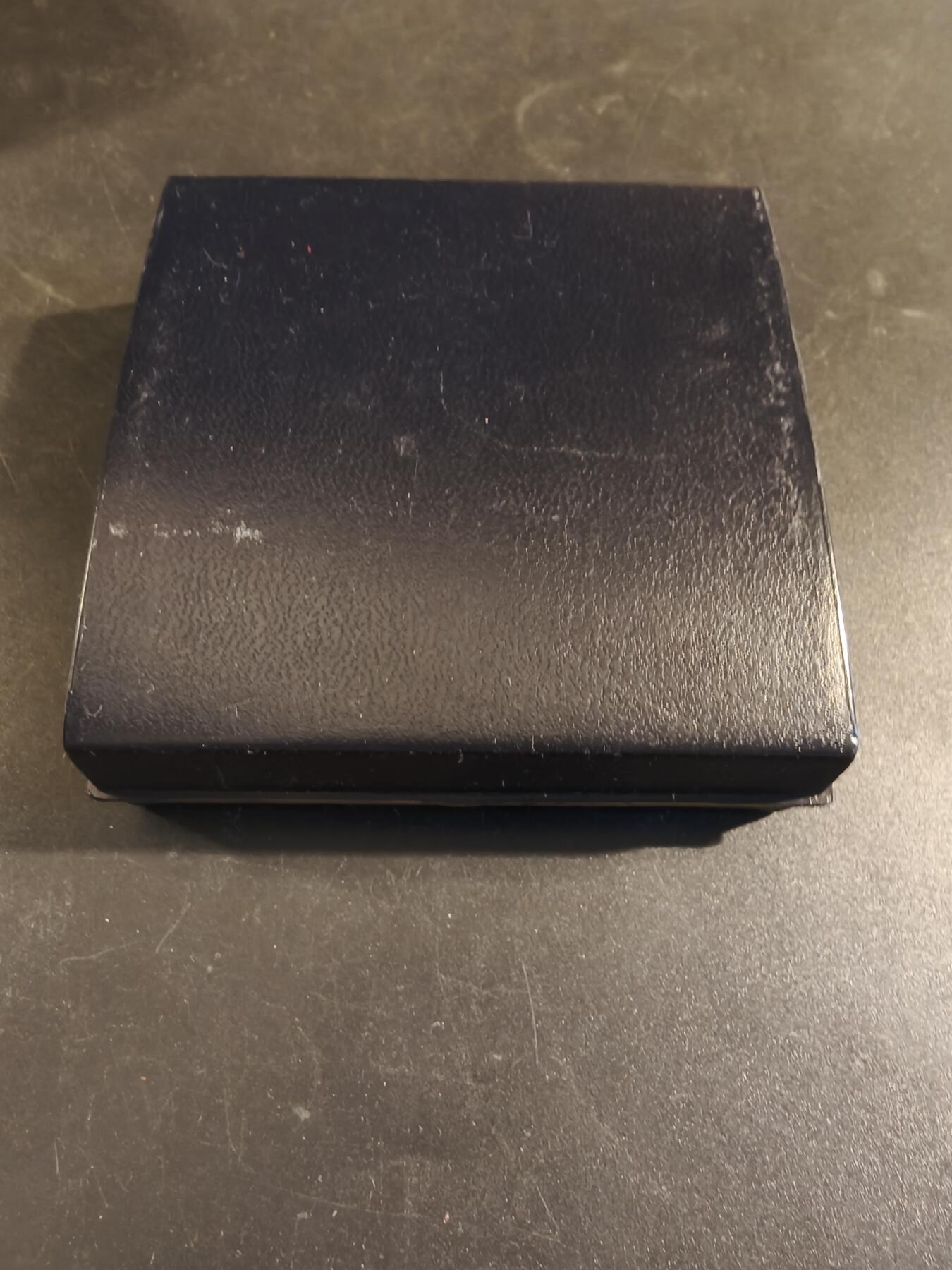 老王徽章第171期 法国存托银行与公证人协会大铜章    原盒    直径60mm    重量124g     法国两位著名法学家 Antoine Loisel (1536-1617) 和 Robert-Joseph Pothier (1699-1772) 