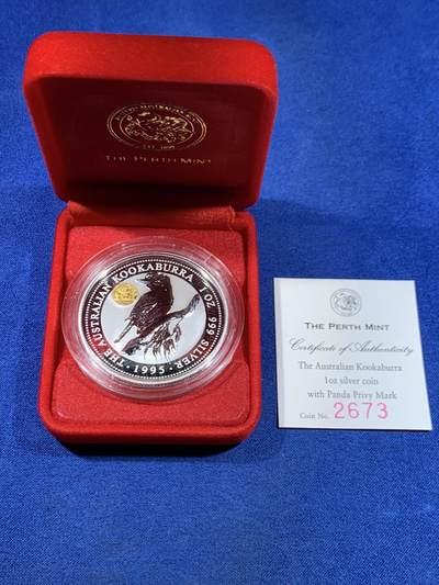 《竞宝斋》第449场 周日，周一，周二  3场连拍 （全场包邮，欢迎送拍） - 澳大利亚 1995年 笑翠鸟 熊猫镶嵌银币 含纯银1盎司999银，金猫重0.5克黄金，发行1.5万枚，为北京国际钱币邮票展而发行 原盒证