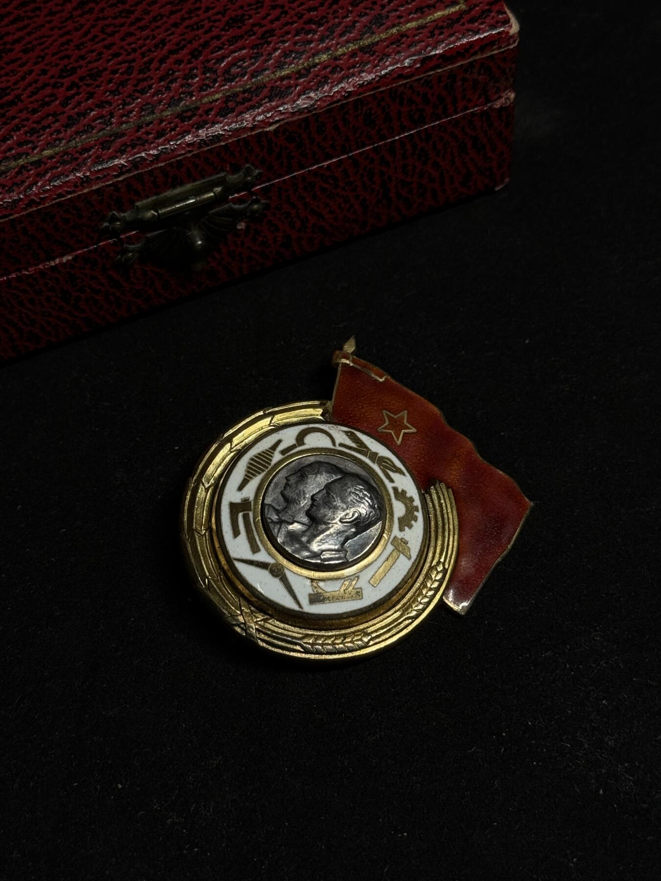 欢庆元旦！戎马世界章牌大赏第109期元旦大拍 南斯拉夫一级劳动勋章，带原盒，号段1277，银制，非常少见的过渡版（转轮向别针过渡短暂存在的版本）