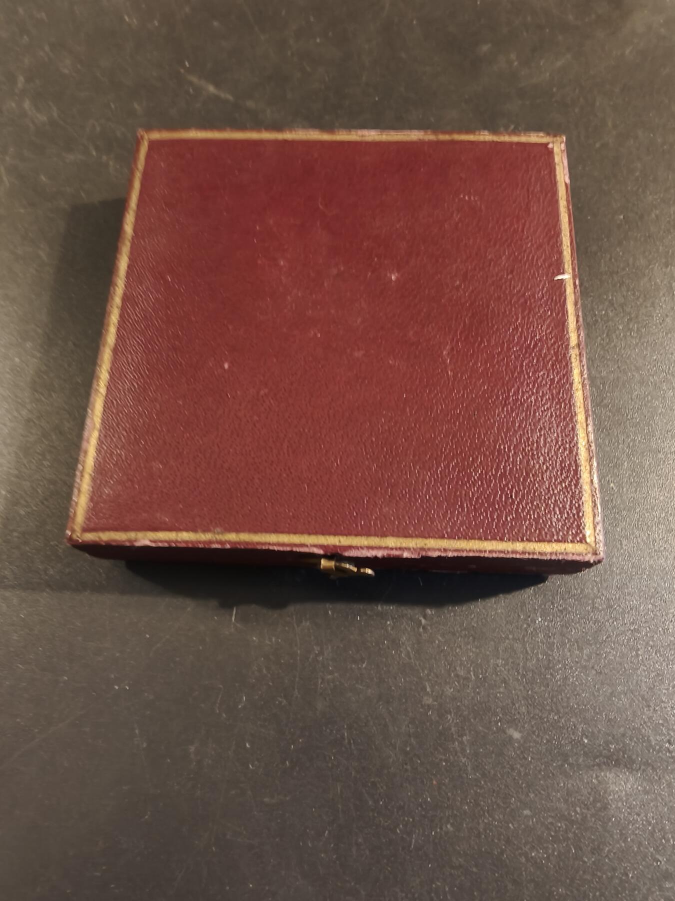 老王徽章第171期 法国萨瓦省圣朱利安昂热讷农业协会大铜章     原盒       大师P.Grandhomme作品     直径50mm     重量48.6g