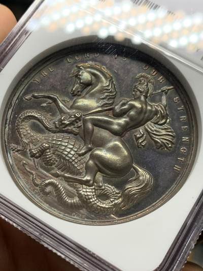 《竞宝斋》第449场 周日，周一，周二  3场连拍 （全场包邮，欢迎送拍） NGC MS62 英国1899年（ngc误标1855）圣马丁中央学院圣乔治屠龙银章，早期年份带银标，原味无洗五彩包浆，值得收藏。45MM，加厚盒。