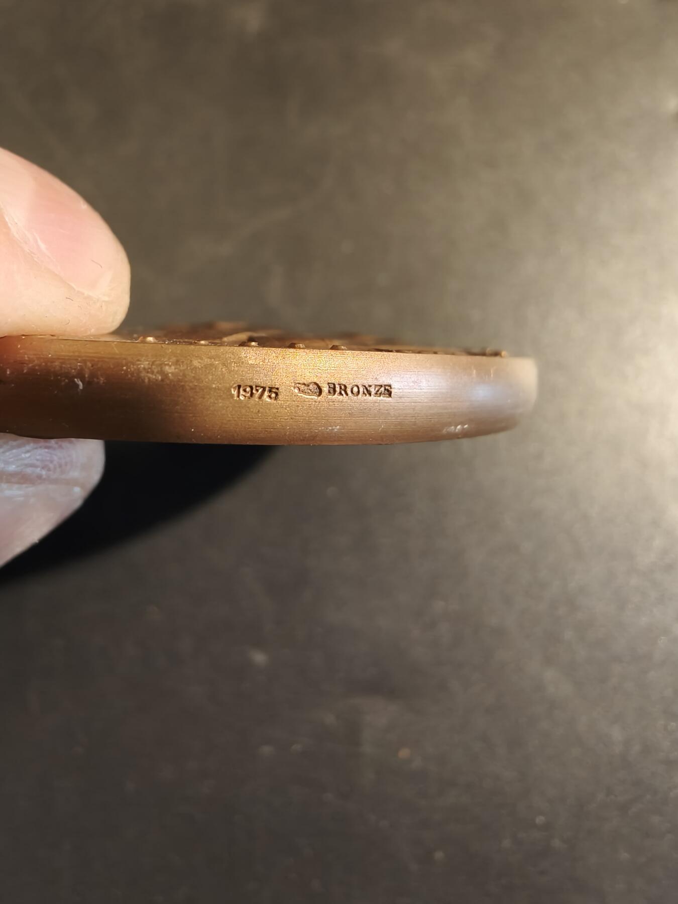 老王徽章第171期 法国存托银行与公证人协会大铜章    原盒    直径60mm    重量124g     法国两位著名法学家 Antoine Loisel (1536-1617) 和 Robert-Joseph Pothier (1699-1772) 