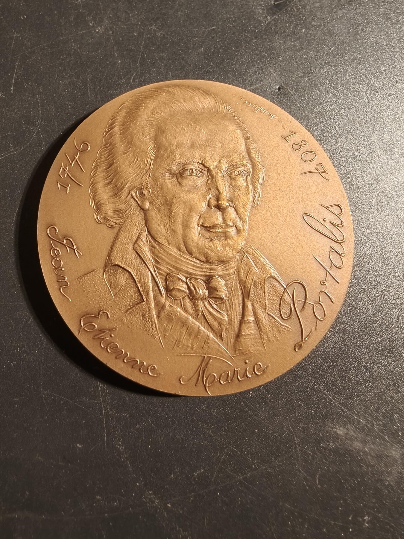 老王徽章第171期 法国存托银行与公证人协会大铜章   原盒   直径60mm    重量115.6g    正面人物是法国著名法学家和政治家波塔利斯。