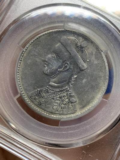 《竞宝斋》第449场 周日，周一，周二  3场连拍 （全场包邮，欢迎送拍） 爱藏 VF30 1906年 中国四川省造卢比 银币 有领直花版 藏洋一直都是比较热门和少见的品种 这枚细节不错 黑包浆很漂亮 细节见图