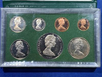 《竞宝斋》第449场 周日，周一，周二  3场连拍 （全场包邮，欢迎送拍） 新西兰1980年官方精制套币 亚克力盒已开 中间主币换成了了1967年一元（非银质）