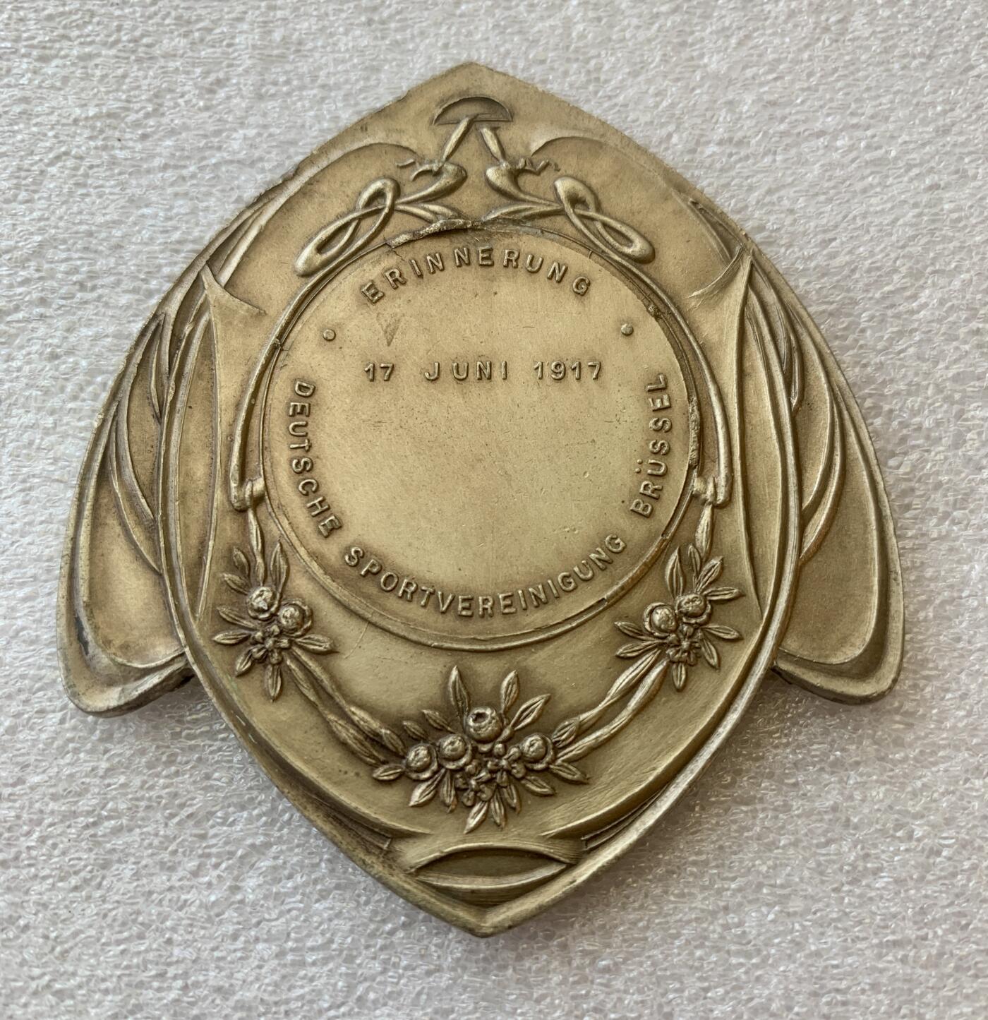 掌中浮雕-藏着的欧洲第047场 1917年一战布鲁塞尔德国体育协会奖章 ， 58 X 63mm，46.23g，铜镀银制； 此枚奖章于1917年6月17日颁发