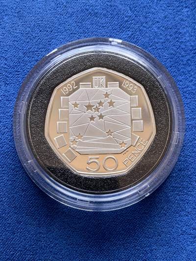 《竞宝斋》第449场 周日，周一，周二  3场连拍 （全场包邮，欢迎送拍） 英国担任欧洲部长理事会主席50便士纪念银币 925银 13.5克 盒证齐全 带一枚小方章