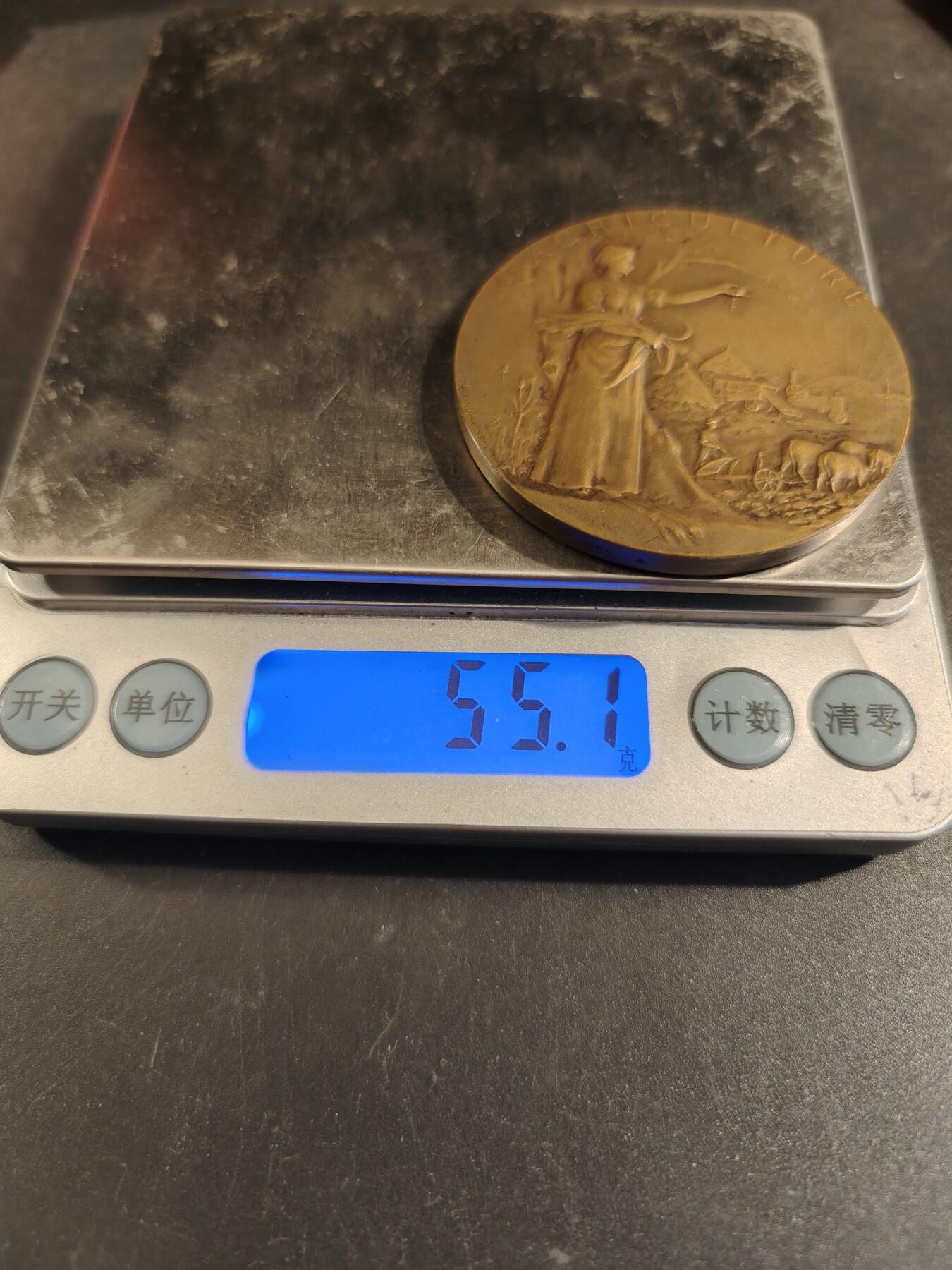 老王徽章第171期 法国萨瓦省圣朱利安昂热讷农业协会大铜章     原盒       大师P.Grandhomme作品     直径50mm     重量55.1g