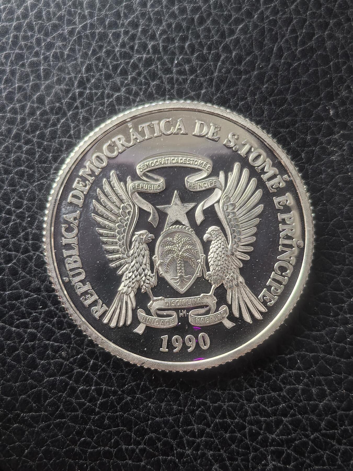 道一币馆币章第一百六十一场 圣多美和普林西比1990年意大利世界杯-射门和扑救1000多布拉精制银币  23.33g 925S 15000