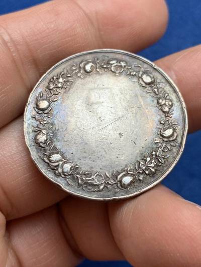 《竞宝斋》第449场 周日，周一，周二  3场连拍 （全场包邮，欢迎送拍） 婚礼银章 16.65克 32.1mm 丰饶角银标 背面有MG划痕 状态一般 细节见图